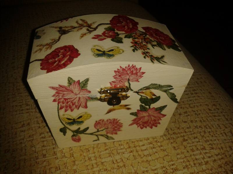 Cajita con rosas, pájaros y mariposas